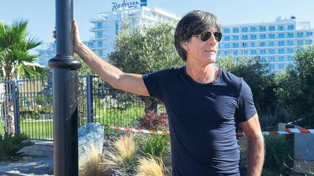 Bedingungsloses Festhalten. Das deutsche Bild der WM zeigt Joachim Löw in Sotschi.
