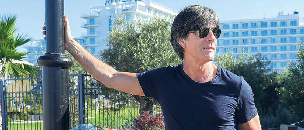 Bedingungsloses Festhalten. Das deutsche Bild der WM zeigt Joachim Löw in Sotschi.