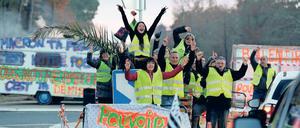 Mit Zweig und Botschaft. In der französischen Provinz versammeln sich die Gilets Jaunes vor allem auf Kreisverkehr-Rondellen. Sie sind zur Begegnungsstätte geworden – wie hier in Cissac-Médoc. 