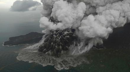 Der zwischen den Inseln Java und Sumatra gelegene Vulkan Anak Krakatau.