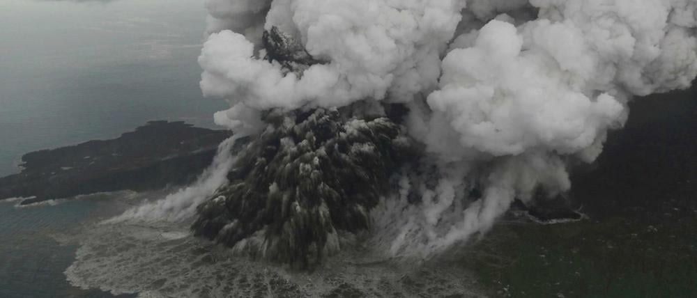Der zwischen den Inseln Java und Sumatra gelegene Vulkan Anak Krakatau.