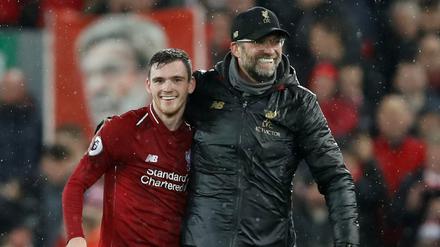 Liverpools Trainer Jürgen Klopp mit Spieler Andrew Robertson.