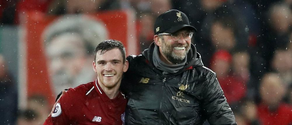 Liverpools Trainer Jürgen Klopp mit Spieler Andrew Robertson.