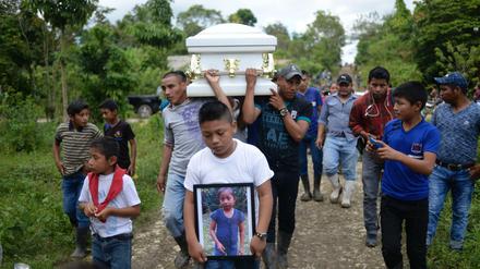 Die siebenjährige Jakelin Caal wird beerdigt.
