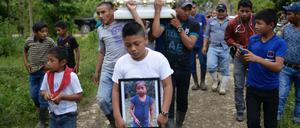 Die siebenjährige Jakelin Caal wird beerdigt.