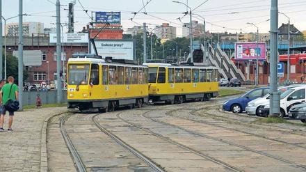 Zurückbleiben, prosimy. Früher fuhr der Tatra-Wagen durch Berlin, seit einigen Jahren ist er (noch im alten Farbton) als "211" in Stettin unterwegs. Hier auf der SL6 kurz vor dem Hauptbahnhof