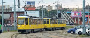 Zurückbleiben, prosimy. Früher fuhr der Tatra-Wagen durch Berlin, seit einigen Jahren ist er (noch im alten Farbton) als "211" in Stettin unterwegs. Hier auf der SL6 kurz vor dem Hauptbahnhof
