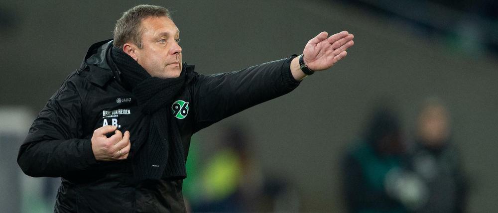 Hannovers Trainer Andre Breitenreiter gestikuliert im Spiel gegen die Fortuna Düsseldorf. Die Mannschaft spielt derzeit unter seinen Erwartungen.