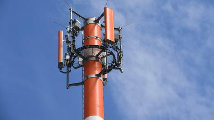 Ein Sendemast mit verschiedenen Antennen für den Mobilfunk. 