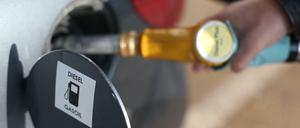 Ärger über Spritpreise. Ein Mann tankt Diesel an einer Tankstelle in Paris.