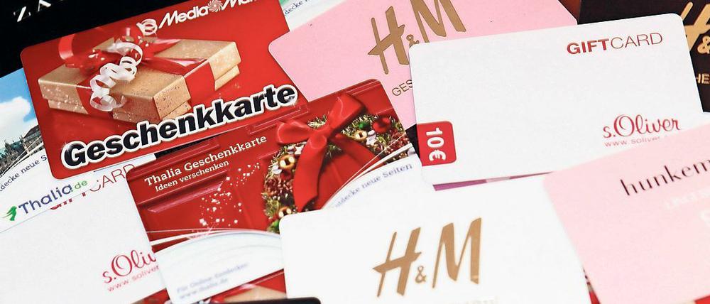 Geschenk-Gutscheine führen auch in diesem Jahr die Top Ten der beliebtesten Weihnachtsgeschenke an. 