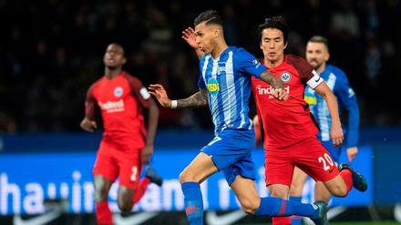Davie Selke (links) greift für Hertha BSC an.