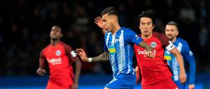 Davie Selke (links) greift für Hertha BSC an.