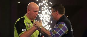Gary Anderson (r.) gratuliert Michael van Gerwen zum Finaleinzug.