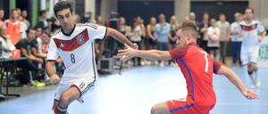 Futsalkünstler. Deutschlands Saboor Khalili (l.) im Duell mit Englands Joe Kenny.
