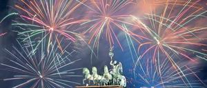 Rotes und grünes Feuerwerk über dem Brandenburger Tor