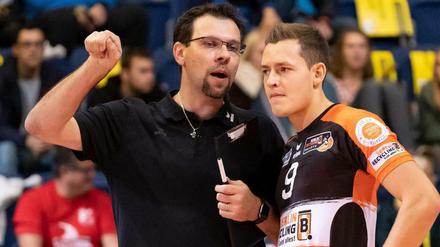 Trainer Cedric Enard und Zuspieler Jan Zimmermann (r.)
