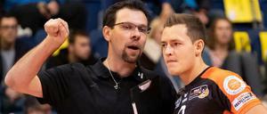 Trainer Cedric Enard und Zuspieler Jan Zimmermann (r.)