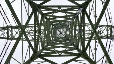 Die Metallkonstruktion eines Hochspannungsmastes.