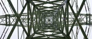 Die Metallkonstruktion eines Hochspannungsmastes.
