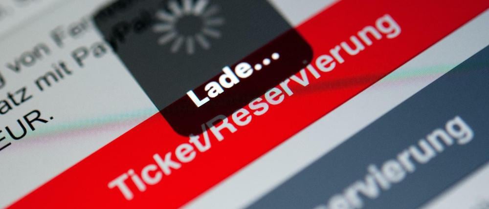 Ladebildschirm auf dem Display eines Handys in der Navigator-App der Deutschen Bahn zu sehen. Die Onlinebuchung wird weiter ausgebaut. 