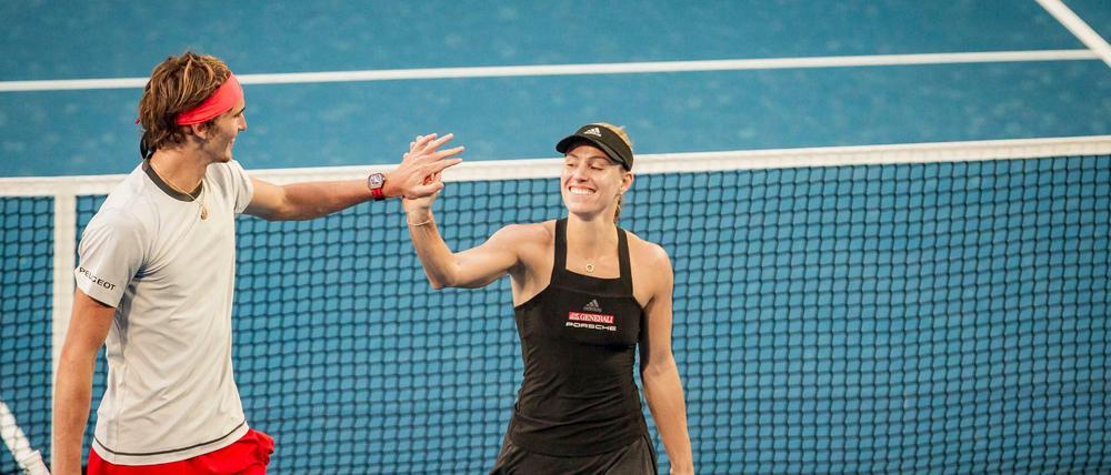 Schlag ein. Angelique Kerber und Alexander Zverev nach ihrem Sieg im Doppel.