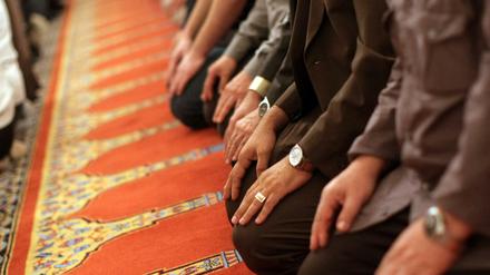 Gläubige Muslime im Gebetsraum eine Moschee