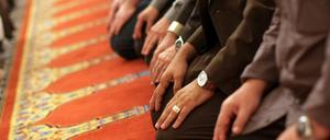 Gläubige Muslime im Gebetsraum eine Moschee