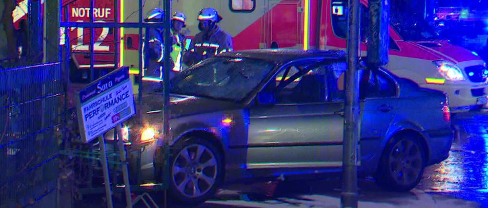 Nach dem Unfall in der Nacht zu Samstag kam das Auto am Tor eines Biergartens zum Stehen.