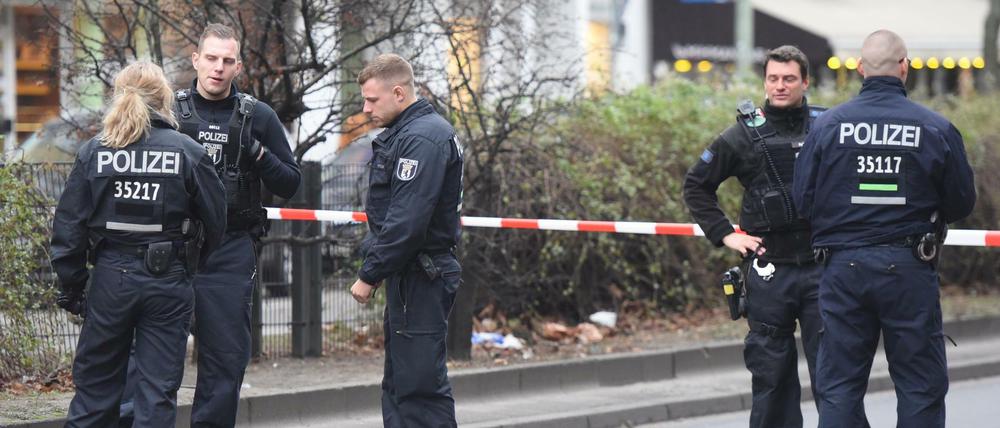 Ein ähnlicher Vorfall: Am 19.12. flüchtete ein Auto bei einer Kontrolle am Kottbusser Damm und fuhr einen Polizisten an.