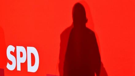 Der Schatten von Martin Schulz auf dem Logo der SPD