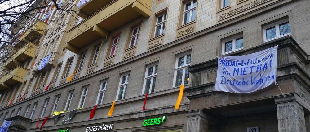 In der Karl-Marx-Allee, zwischen Strausberger Platz und Frankfurter Tor, sollen 700 Wohnungen an die Deutsche Wohnen verkauft werden.