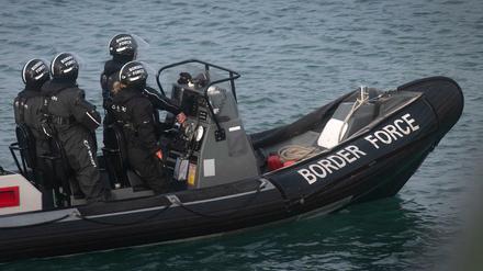 Mitglieder des britischen Grenzschutzes patrouillieren im Hafen von Dover