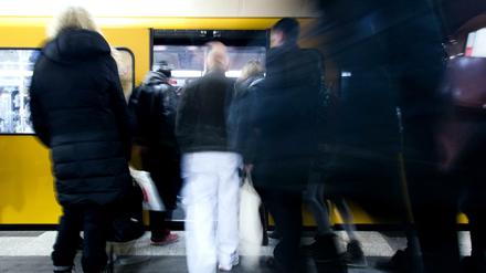 Einsteigen in die Berliner U-Bahn am Mehringdamm