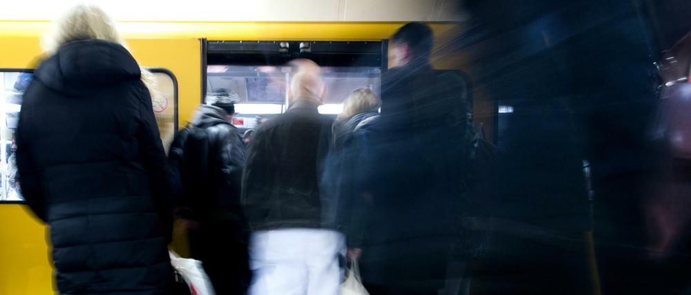 Einsteigen in die Berliner U-Bahn am Mehringdamm