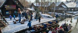 Im winterlichen Spreewalddorf Lehde (Brandenburg) gelangen Besucher mit einem Kahn zum Freilandmuseum.