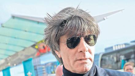 Lässiger Abflug. Weil die Qualifikation für die Fußball-EM blamabel verläuft, muss Löw gehen. Meint Harald Martenstein.