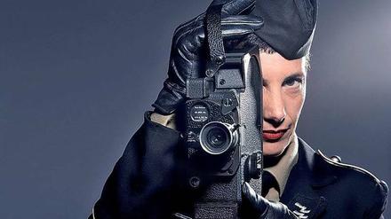 Feindin filmt mit. Die Fotoarbeit "Stalag - The Photographer" (2015) der israelischen Künstlerin Yael Bartana.