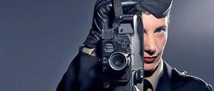 Feindin filmt mit. Die Fotoarbeit "Stalag - The Photographer" (2015) der israelischen Künstlerin Yael Bartana.