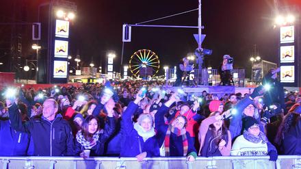 Jetzt geht's lohos. Bei den Proben für das Bühnenprogramm am Brandenburger Tor schien die Stimmung schonmal gut zu sein.