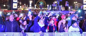 Jetzt geht's lohos. Bei den Proben für das Bühnenprogramm am Brandenburger Tor schien die Stimmung schonmal gut zu sein.