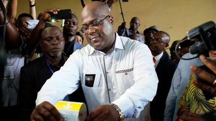 Der Oppositionskandidat Felix Tshisekedi gibt seine Stimme ab.