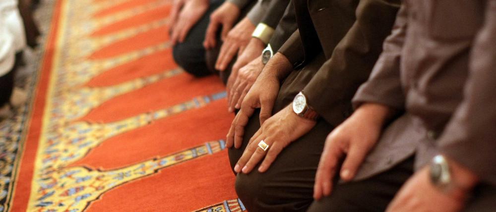 Gläubige Muslime im Gebetsraum eine Moschee.
