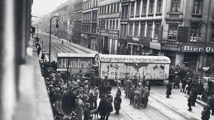 Die Revolution kann nochmals beginnen. Möbelwagen als Barrikaden der Streikenden in der Prenzlauer Straße, nun schon am 7. März 1919.