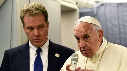 Greg Burke (links), der Sprecher von Papst Franziskus, ist überraschend zurückgetreten.