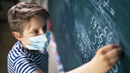 Der Verzicht auf Masken im Unterricht habe zunehmend mehr Corona-Ausbrüche an unseren Schulen verursacht, kritisieren Lehrer und Eltern.