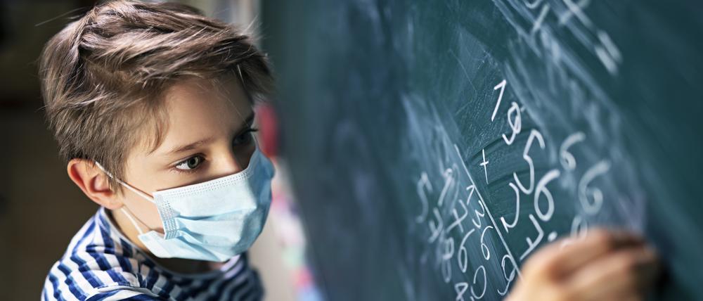 Der Verzicht auf Masken im Unterricht habe zunehmend mehr Corona-Ausbrüche an unseren Schulen verursacht, kritisieren Lehrer und Eltern.