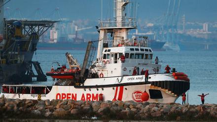 Das Rettungsschiff "Open Arms" legt im spanischen Hafen Algeciras an.
