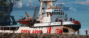 Das Rettungsschiff "Open Arms" legt im spanischen Hafen Algeciras an.