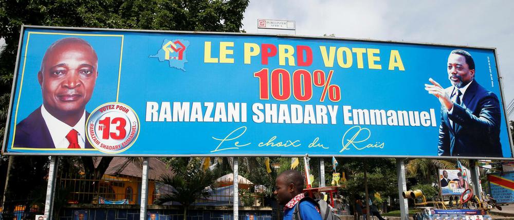 Wahlwerbung zeigt die Unterstützung durch den kongolesischen Präsident Joseph Kabila für den Kandidaten Emmanuel Ramazani Shadary.